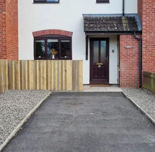 41 Mortimer Drive, Ideal Location Near Ludlow